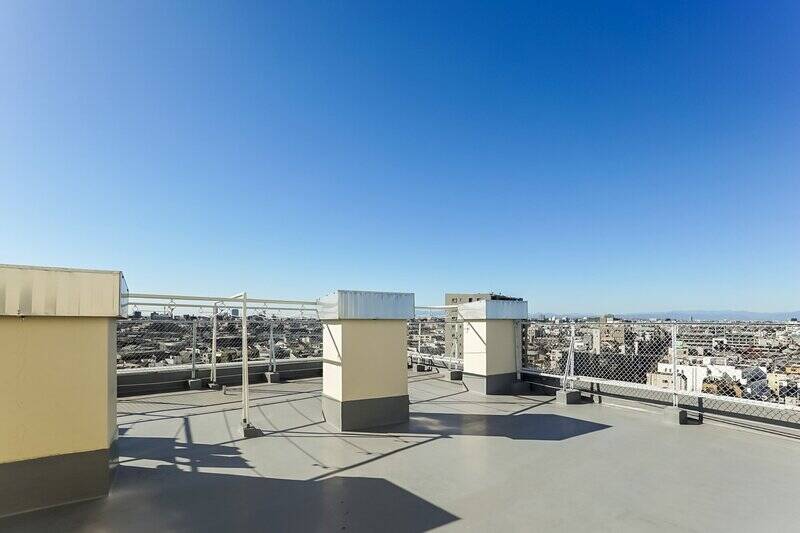 屋上には共用のテラスがあります。布団や洗濯物を干すのに使えますよ。周辺は低層住宅が多く視界がひらけているので、とても開放感がありますね！