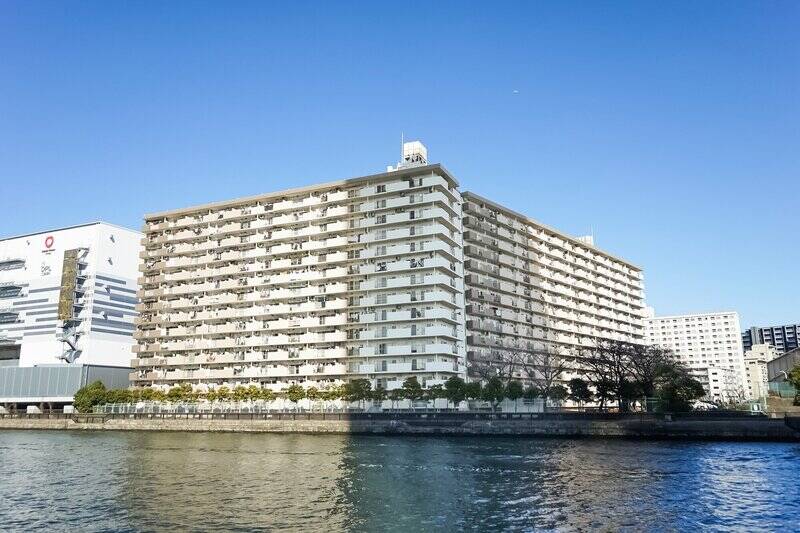 1981年竣工・総戸数465戸のビッグコミュニティ。丸紅株式会社の旧分譲で、マンションはコの字のような形をしています。ご紹介するお部屋は<b>最上階の14階、しかもなんと運河に面している住戸！</b> これはもう、楽しみですね〜！