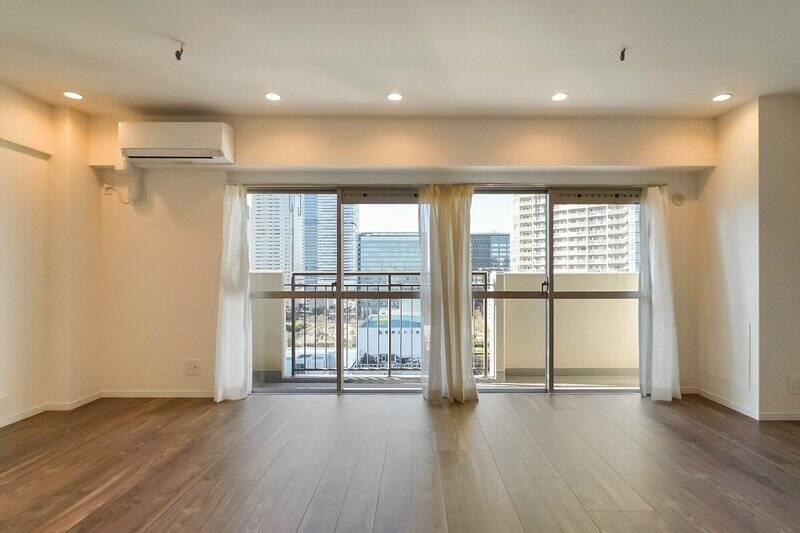 南西向きのLDKは約17.1帖の広さ。横長のリビングダイニング（LD）で窓面の開口も広く、開放感があります。最上階ならではの高さを、室内からもしっかり感じられます。