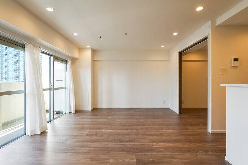 ダイニングとリビングをゆるやかにゾーニングしても、動線に余裕が生まれる広さ。家具配置の自由度も高そうです。