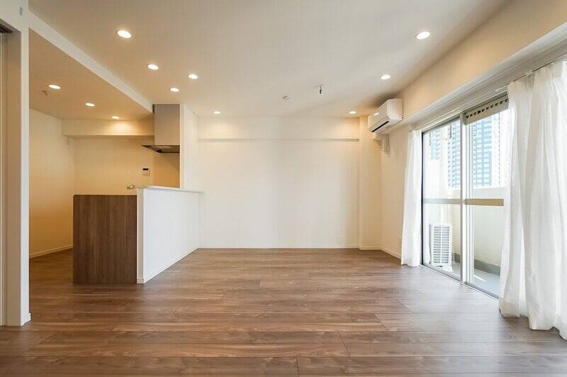 ダウンライトは天井まわりをすっきり見せてくれるのが嬉しいポイント。数も多く、これだけでも十分明るい印象です。