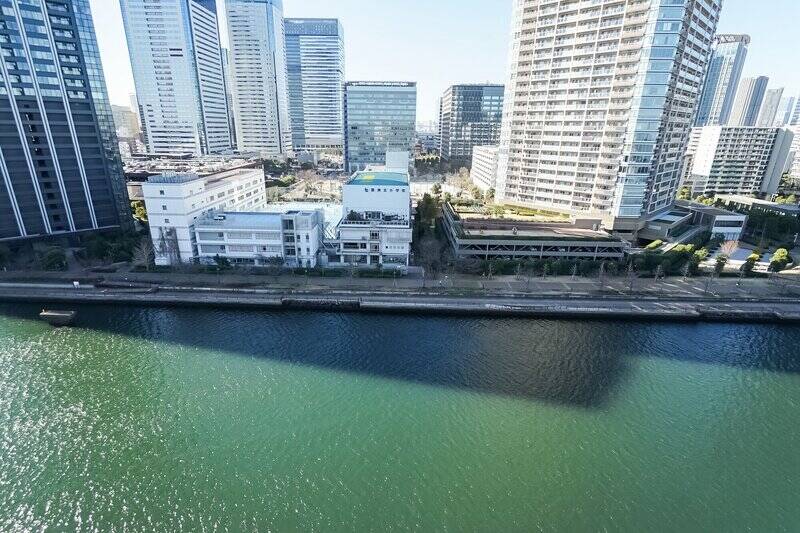 江東区内にはいくつもの川と運河が巡っていますが、中でもこの「豊洲運河」は幅が広く、対岸までの距離がしっかりあります。前方に高層ビル群が見えますが、圧迫感はありませんでしたよ。