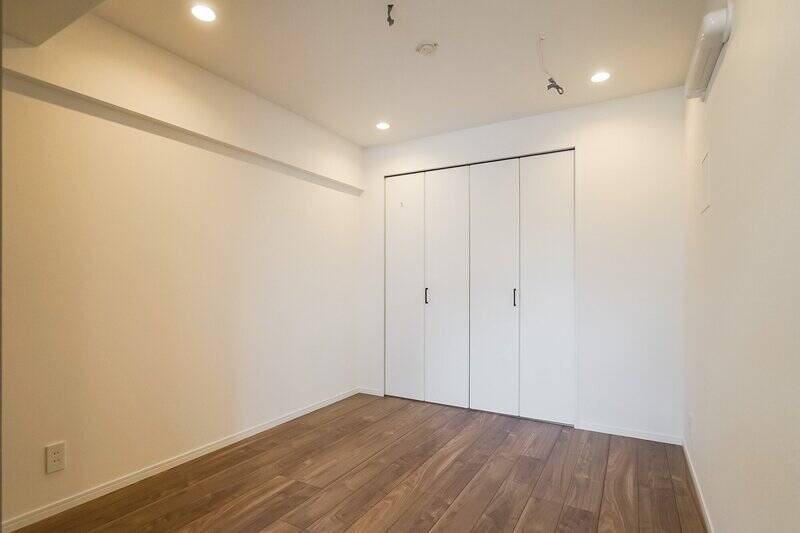 約5帖の洋室A。折れ戸2枚分のクローゼットは奥行きがしっかりあるので、見た目以上に収納力があります。