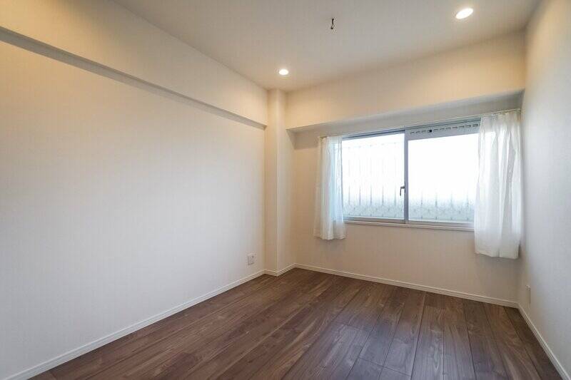 窓は北東向きで、外にはデザイン性のある面格子がうっすらと見えます。