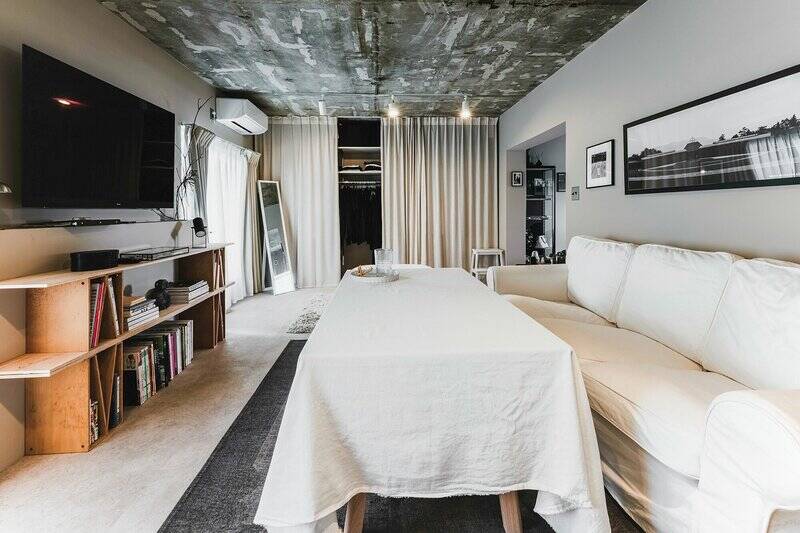 リビングを横から見たカット。正面と背面の壁面にはオープンクローゼットがあります。カーテンレールが付いているので、普段は閉めておくと、生活感を抑えられますよ。