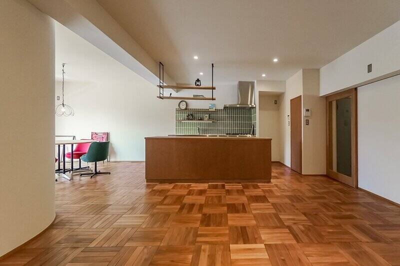 立っているだけで絵になりそうな、タイルと木の質感が可愛いキッチン。窓から差し込む自然光も、スタジオかのようなイイ仕事をしています……。