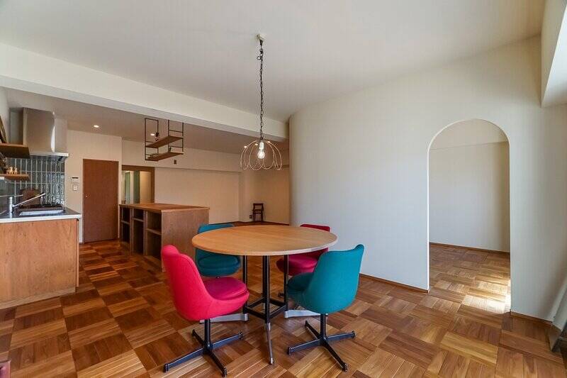 ああっ可愛い！ お隣の洋室の開口部が、壁の曲線と呼応するようにアーチを描いています。ここは敢えてドアを付けずに、セミオープンな空間に仕上げられているんですね。