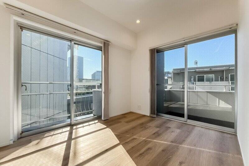 西と南のバルコニーに面した洋室。ベッドを置ける広さです。