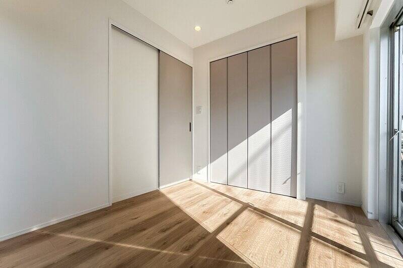 折れ戸2枚分のクローゼットが備わっています。