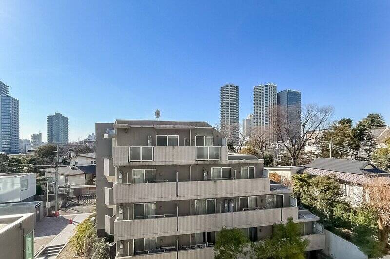 西側はひらけた眺望。正面には集合住宅のバルコニーが見えますが、距離が取れている印象です。