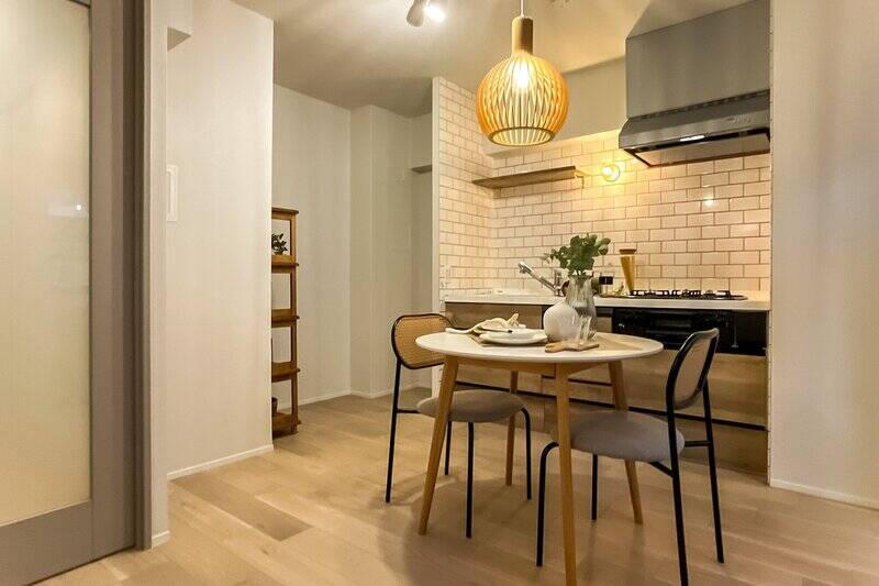 ぐぐっと奥に進んでダイニングキッチンへ。キッチンにあしらわれたタイル目地の色が可愛らしい。