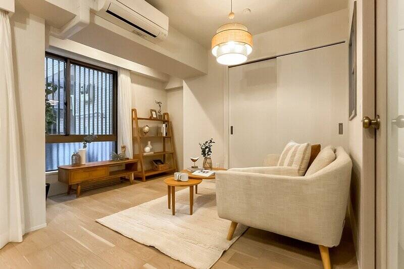 こちらがリビングスペース。奥に見える引き戸の先に収納を用意しているため、室内が雑多にならず生活感を抑えられます。