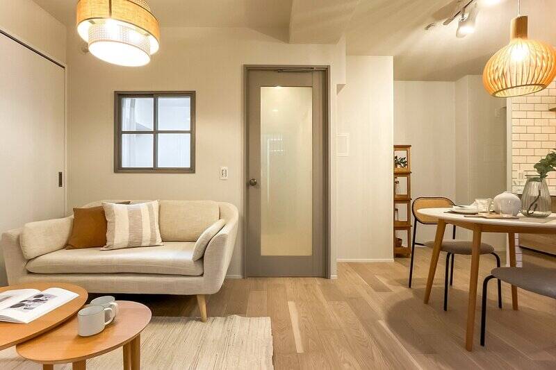 <p>それでは、四角い室内窓の先にあるサービスルームをチェックしていきましょう。</p>