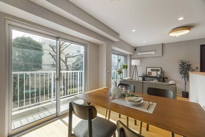 南東向きの掃き出し窓からは、眩しい陽射しがたっぷりと降り注ぎます。梁（はり）で天井が部分的に低くなっていますが、それも窓辺やLDKのドア付近といった箇所に限られるので、生活の中で特に圧迫感を感じることはなさそうです。