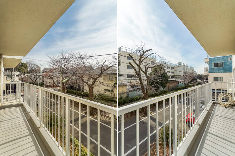 きれいに白く塗られた鉄柵が陽光に映えて、何ともピースフルな雰囲気。洗濯物も観葉植物も人間も、みんなニッコリです。