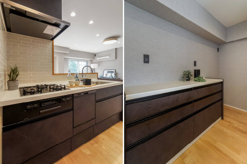 <b>左・</b>キッチンは食洗機を完備。淡いグレーのタイルは、長短を交互に並べる「フランス貼り」という貼り方で仕上げられています。／<b>右・</b>背後にはお揃いのカップボードと冷蔵庫置き場が。キッチンエリア全体に余裕がある造りなので、思い切り料理の腕を振るうことができそうですよ。