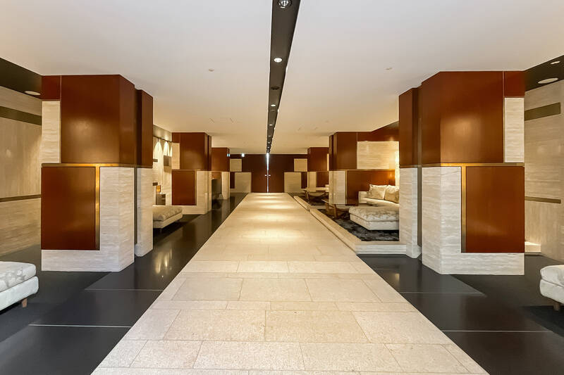 共用ロビーには、ソファとテーブルが設けられた応接スペースが。壁でひとつひとつ区切られており、来客との待ち合わせなどに使いやすそうです。