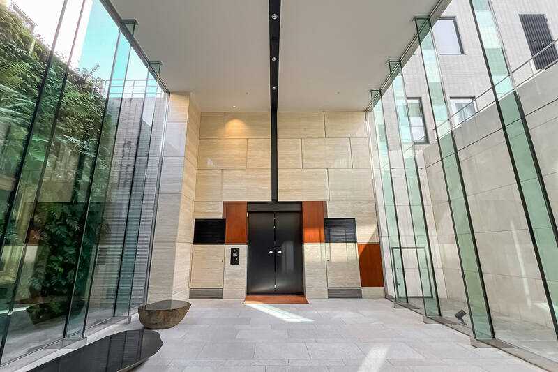 ロビーを進んだ先に広がるエレベーターホール。高さを活かしたガラス壁面の垂直ラインが美しく、空間に広がりと透明感をもたらしています。