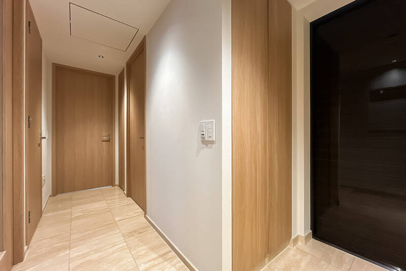 玄関土間〜廊下の床はお揃いのタイル仕様で、空間が広く、そして整って見えます。