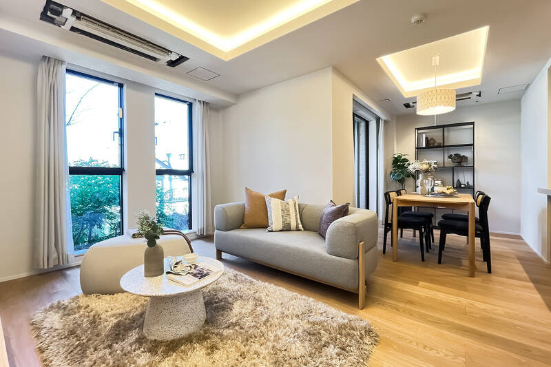 LDKの広さは約18.8帖。淡いホワイトを基調として、オークやグレーの色調で統一感を演出した空間です。折り上げ天井には間接照明を仕込み、品のある内装に仕上げます。