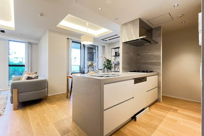 本体には、3口ガスコンロ・食洗機・ディスポーザーを完備。