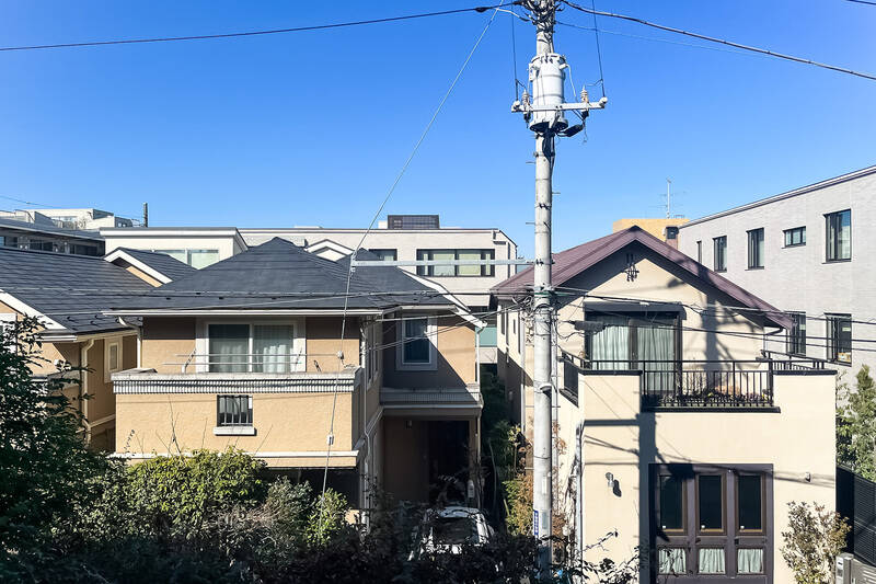 正面には低層の住宅街が広がります。戸建ての窓とは距離が取れている印象ですが、現地でもご確認くださいね。