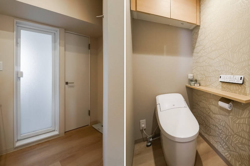 <b><b>左・</b></b>洗面台、ユニットバス、トイレが集約されたサニタリールーム。写真には写っていませんが、左側に洗面台が設置されており、右側の白い扉の先がトイレです。／<b><b>右・</b></b>アクセントクロスが華やかなトイレには、吊り戸棚も備わっています。