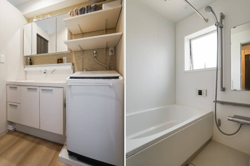 <b><b>左・</b></b>三面鏡付きの洗面化粧台と、上部に可動棚が備わった洗濯機置き場。壁面のアクセントクロスはトイレとお揃いです。／<b><b>右・</b></b>浴室はなんと小窓付き！ 通気性良好で、洗面室にも湿気がこもりにくいところがうれしい。