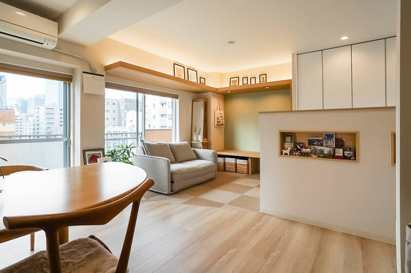 玄関を開けると、約15帖の洋室がお出迎えしてくれました。