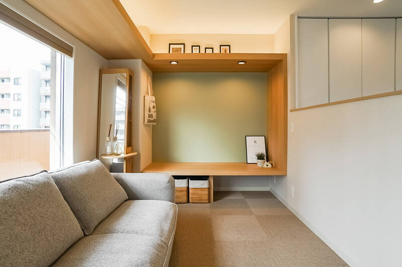 ヌックスペースにクローズアップ。淡いグリーンのアクセントクロスと間接照明が目に優しく、どこか旅館のような心地よさを感じます。上部に余白を残した飾り棚の下がり天井が空間に抜け感を演出しつつ、小物での装飾も楽しませてくれるところが素敵♡