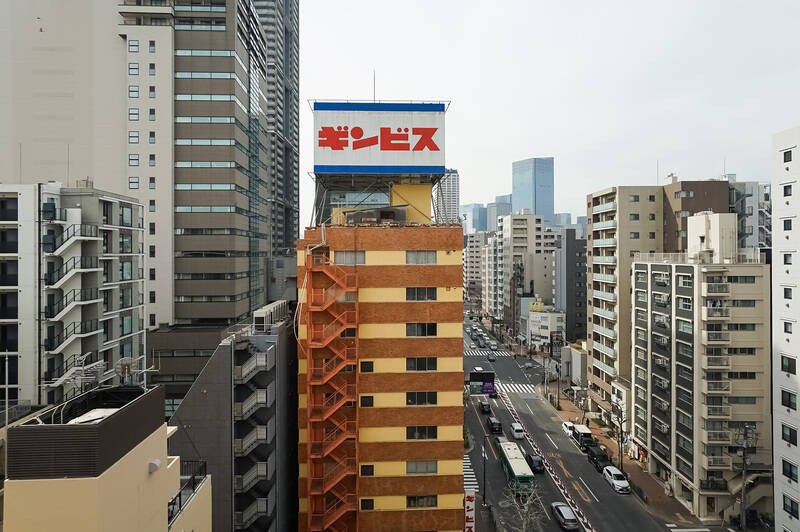 南西側は高層の建物が多い印象です。大通り沿いに面しているので、バルコニーに出ると、車の走行音が聞こえてきます。