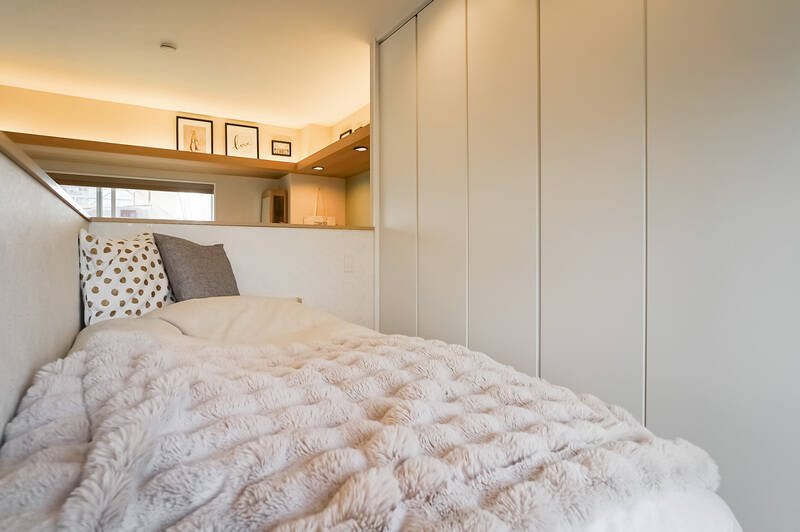 こちらが腰壁の中のベッドスペース。壁面には折れ戸3枚分のクローゼットが備わっています。