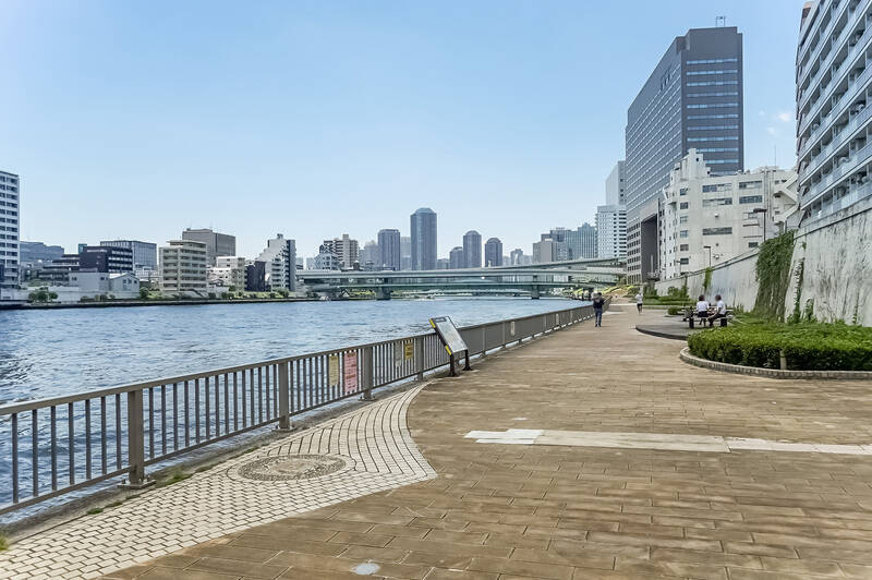 晴れた日は、コーヒー片手に隅田川沿いの遊歩道「隅田川テラス」でお散歩なんていかがでしょう？水辺の開放感に心安らぐこと間違いなし！ （徒歩5分）
