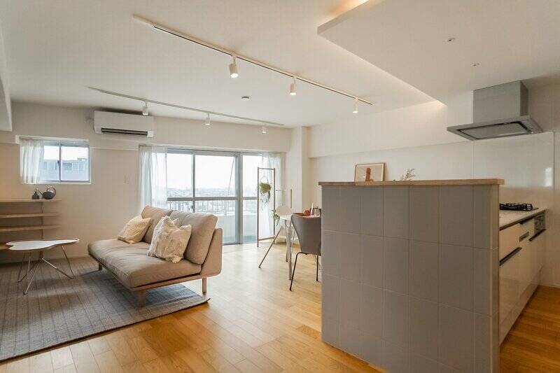 家族みんなで過ごしても窮屈さを感じにくい、ゆとりある広さのLDK。南向きのため日当たりもよく、明るい時間帯が長いのも魅力のひとつです。