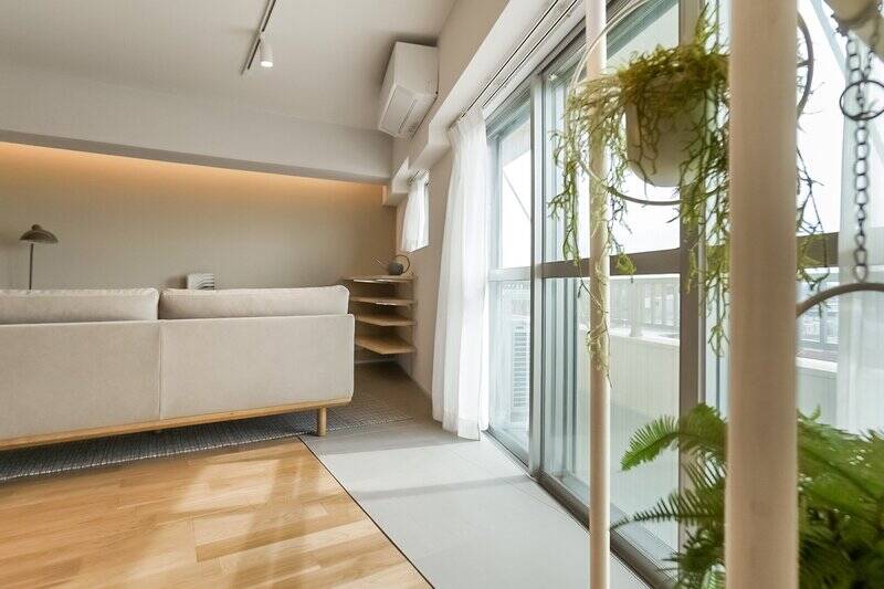 窓際は、フローリングから清掃性のよいタイルに切り替わっています。バルコニーの出入りで汚れても安心。日当たりもよく、植物を置いたらすくすく育ちそう。