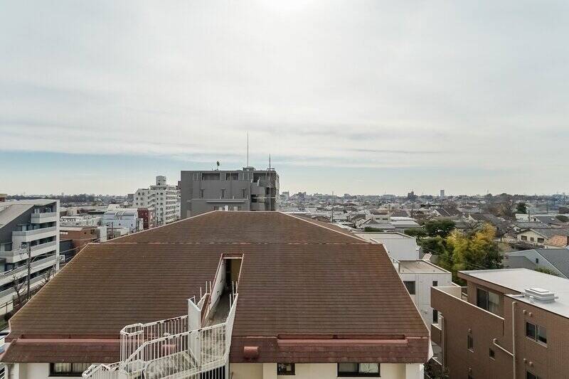 環八沿いは高い建物が並びますが、隣の建物は当住戸より背が低く、視界の抜けを感じられます。右手には低層住宅が続き、そちら側に向かって開けた景色が広がります。