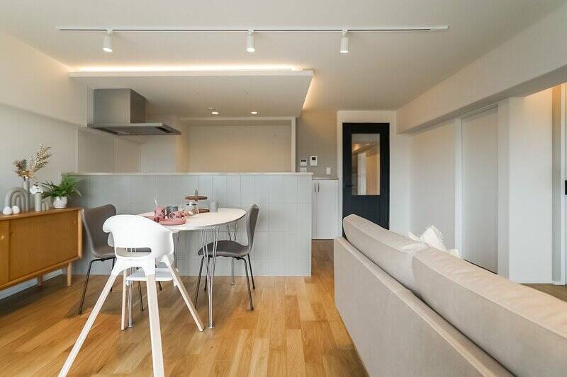 次は対面キッチンに行ってみましょう♪ カウンター全面にあしらわれたグレーのタイルが、空間のアクセントとして効いています。カウンターの高さが絶妙で、手元が隠れるようになっていますね。