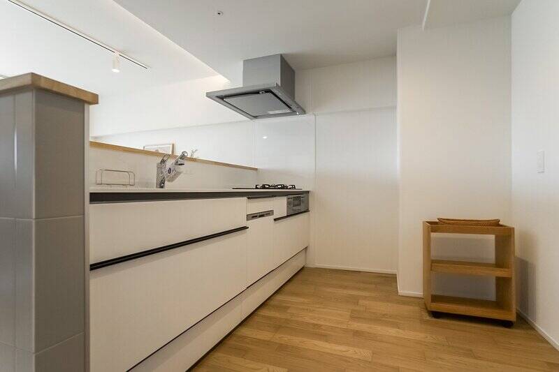 食洗機・3口コンロ・浄水器一体型水栓を完備。背面には食器棚を置けるスペースがしっかり確保されています。