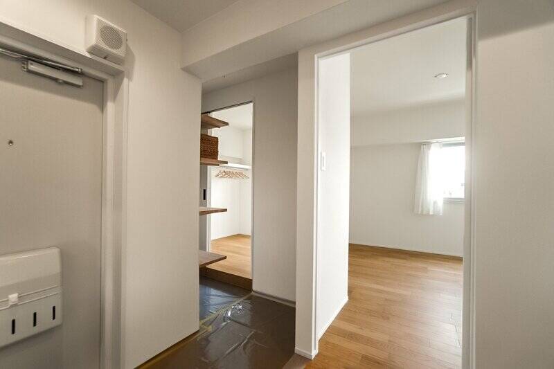 右手前の入口が洋室C、その奥にハンガーパイプのあるWIC、さらに手前へ進むとSICへとつながり、土間続きで玄関に戻る動線です。回遊性があり、WICには2方向からアクセスできます。