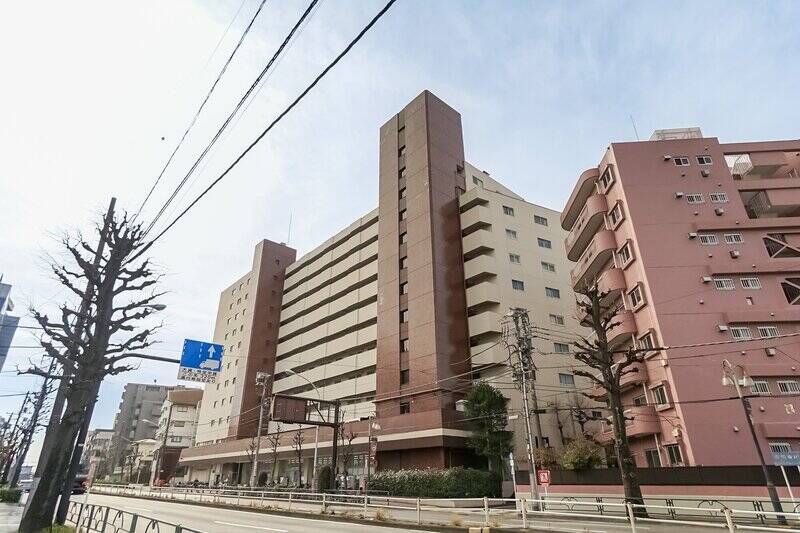 <p>1974年竣工・総戸数79戸のマンション。<b>1階には、営業時間は8:30〜21:30のスーパー「オーケー 荻窪店」</b>が入っており、仕事帰りにも立ち寄りやすく、重い荷物を抱えて移動するストレスも軽減できそう。食材の買いだめから解放されるのは、日々の助けになりますね。</p>