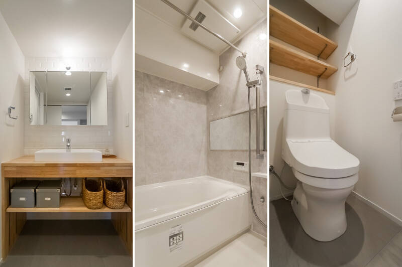 <b>左・</b>洗面化粧台の背面にホワイトのレンガ調タイルがあしらわれ、木製のカウンターと相まって素材感のある雰囲気に。カウンター下はオープンなので、写真のように箱やお気に入りの入れ物を並べて収納すれば、より自分らしい空間に仕上げられそう。／<b>中央・</b>浴室乾燥機付きのバスルーム。サイズは1616で、ゆったりとした造り。／<b>右・</b>トイレの背面には可動棚があります。