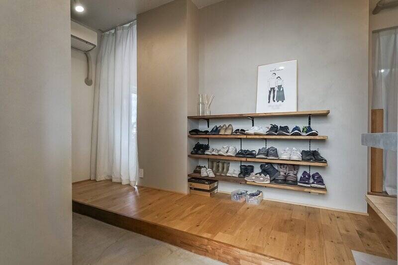 玄関扉を開けると、広々とした横長の土間が。正面にはシューズラックがあり、靴の出し入れがスムーズです。