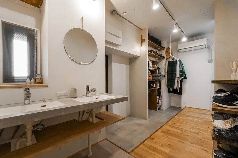 土間にはハンガーパイプを設置済み。アウターの脱ぎ着を玄関まわりで完結できます。