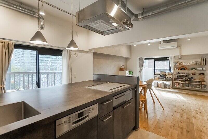 キッチンからリビングダイニングを見たカット。料理をしながら、リビングスペースにいる家族に目が届く配置です。