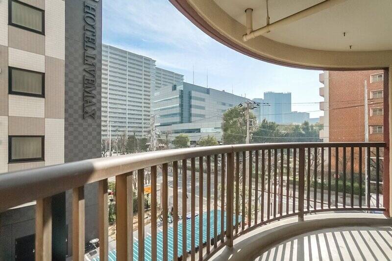 南東側のバルコニーは、展望台のように張り出した形。正面にはビジネスホテルの窓が見えますが、視線はそこまで気になりません。