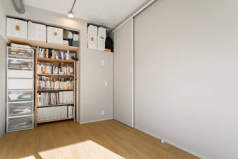 建具には引き戸を採用し、デッドスペースを最小限に抑えた機能的な造りに。