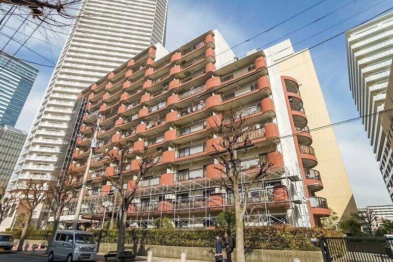 1984年竣工、総戸数72戸のマンション。なだらかに波打つようなバルコニーの形が、湾岸エリアのさわやかな風景に馴染んでいます。