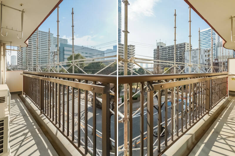 南西側のバルコニー。2026年2月現在は、建物修繕のための足場が掛かっています。