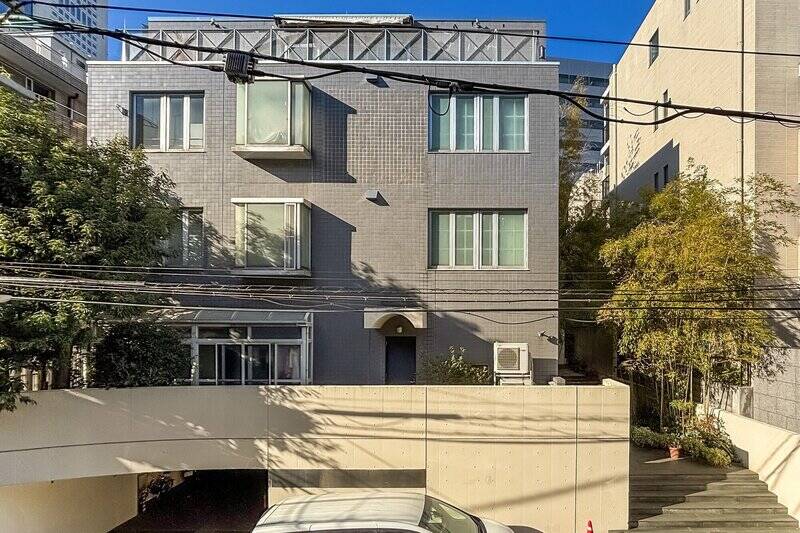 3階に所在する住戸のため、目線はやや低め。正面に住宅が見えますが、視線は気にならない印象です。