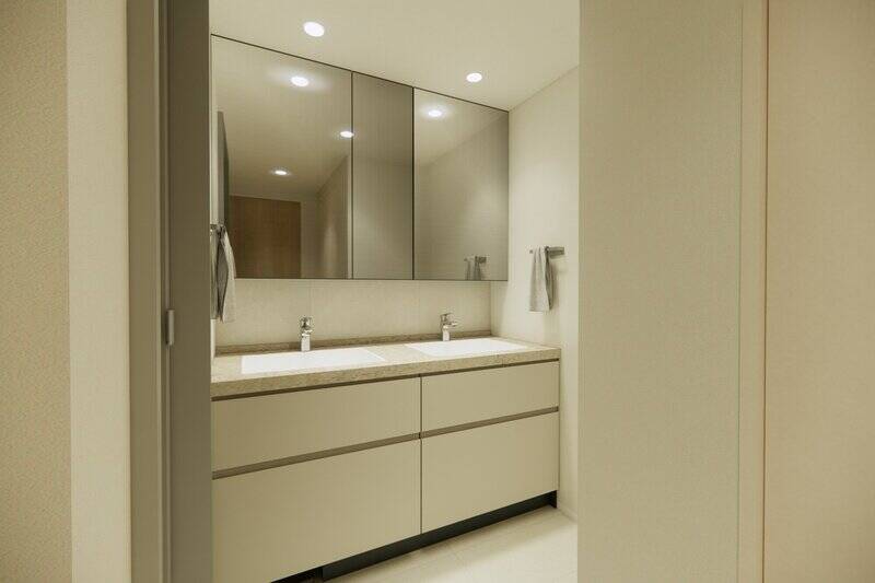 洗面台は、ふたり並んで身支度ができる幅広のダブルボウル仕様です。タオルやパジャマなどのリネン類を整理整頓できる扉付き収納を完備します。